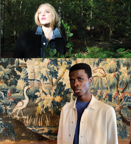 Kvinna i skog och man framför en väggtapet med fåglar och blommor.