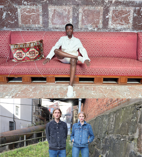 En person sitter på en rödsoffa, två personer står i en gata.