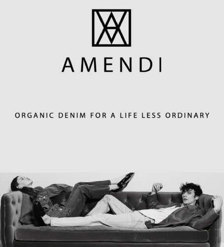 Två personer ligger avslappnat på en soffa med "AMENDI" och slogan om ekologisk denim.